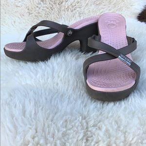 CROCS: Cyprus V Heel Size 8 Brown